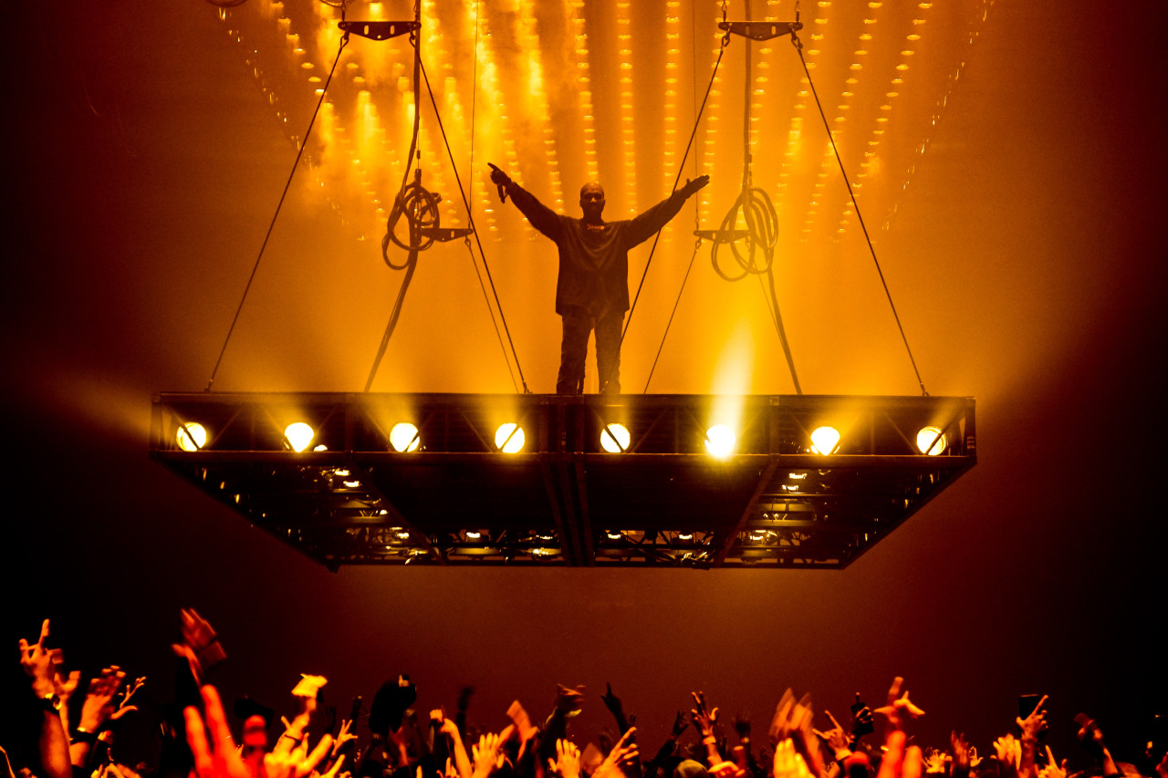W shows. Kanye West концерт. Kanye West на сцене. Концерт Канье Вкста. Kanye West выступление на сцене.